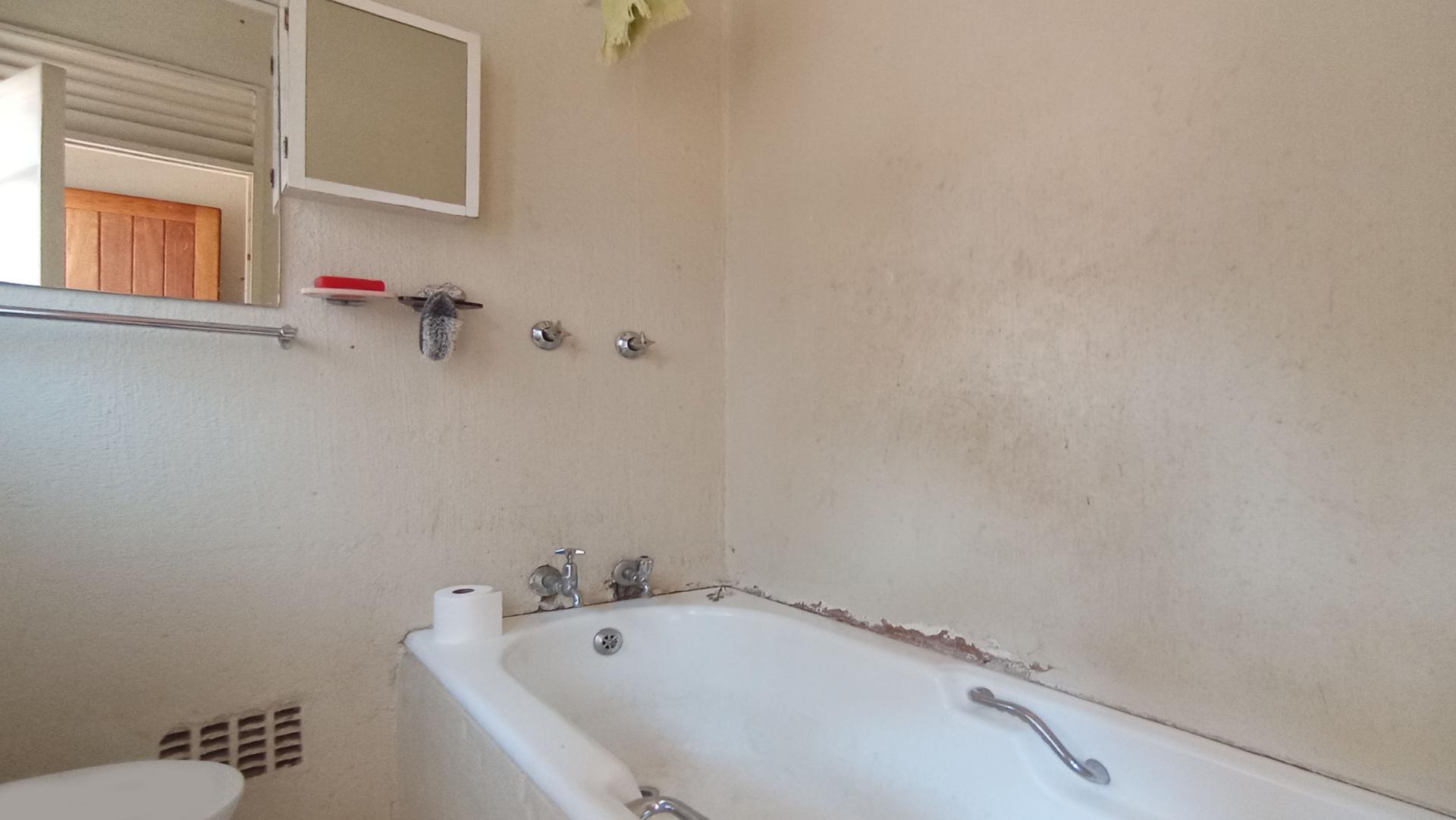 Staff Bathroom - 5 square meters of property in Gallo Manor