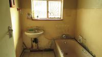 Bathroom 1 - 10 square meters of property in Daggafontein