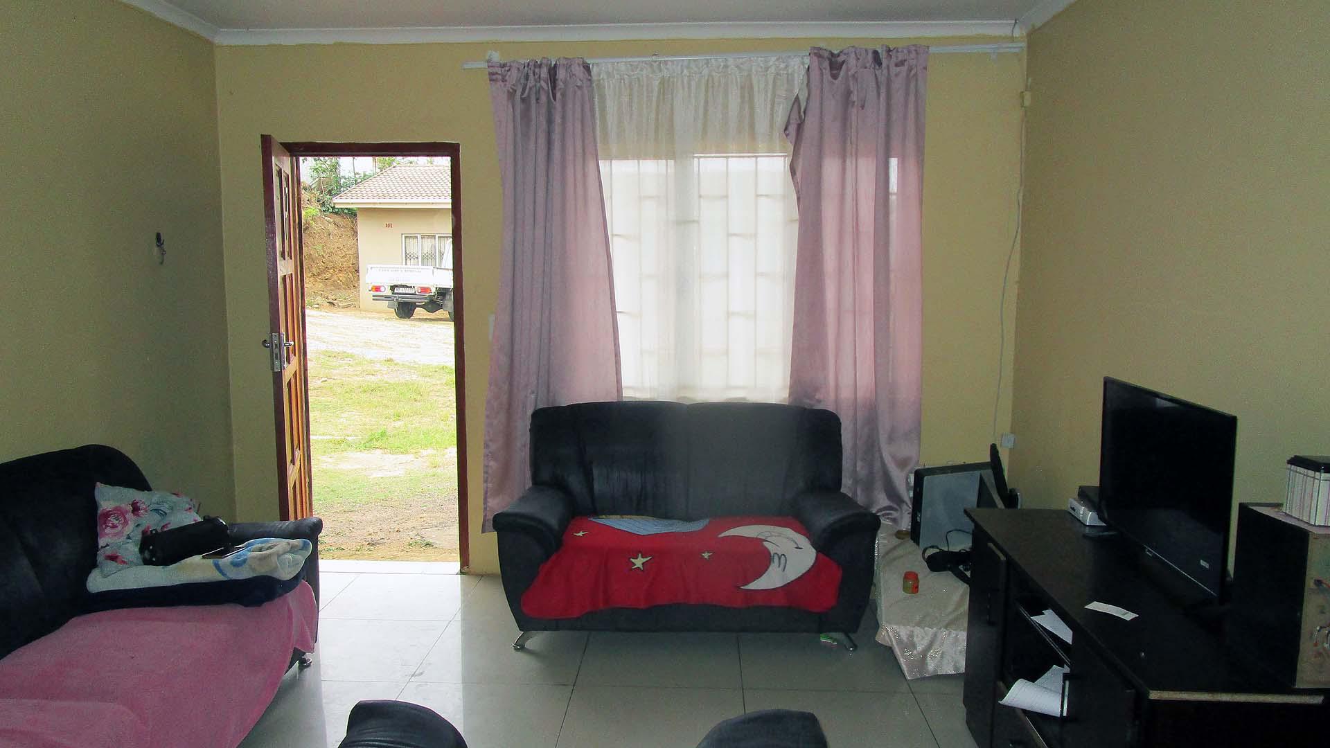Lounges - 19 square meters of property in Brookdale