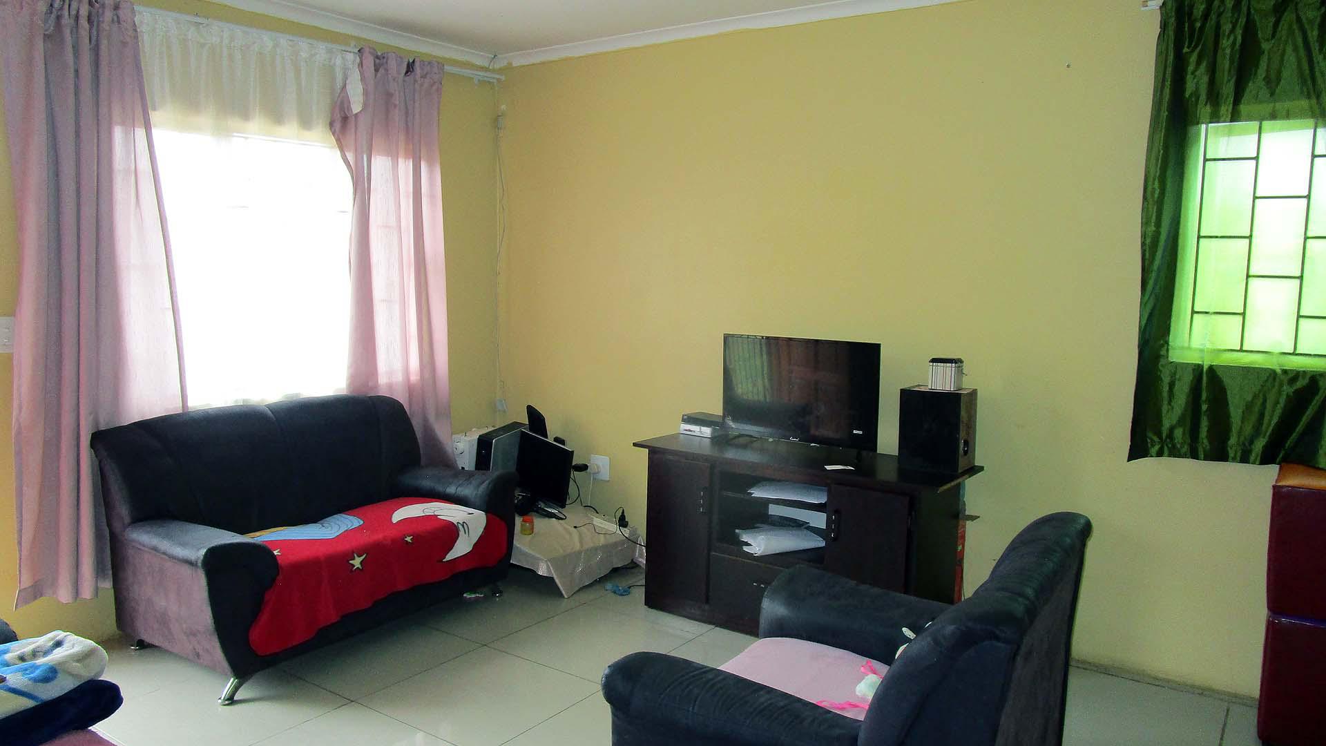 Lounges - 19 square meters of property in Brookdale