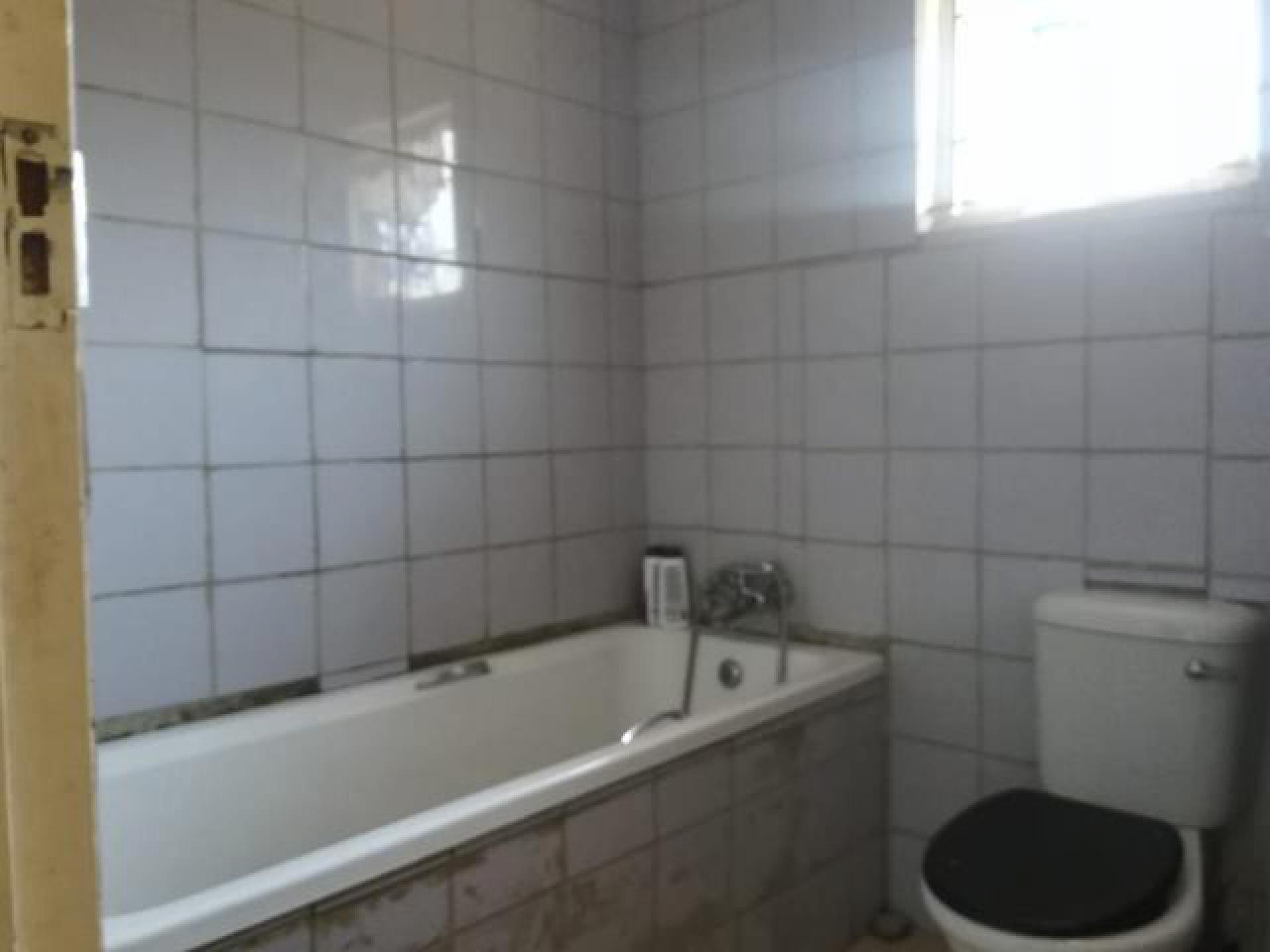 Bathroom 1 of property in Brookdale