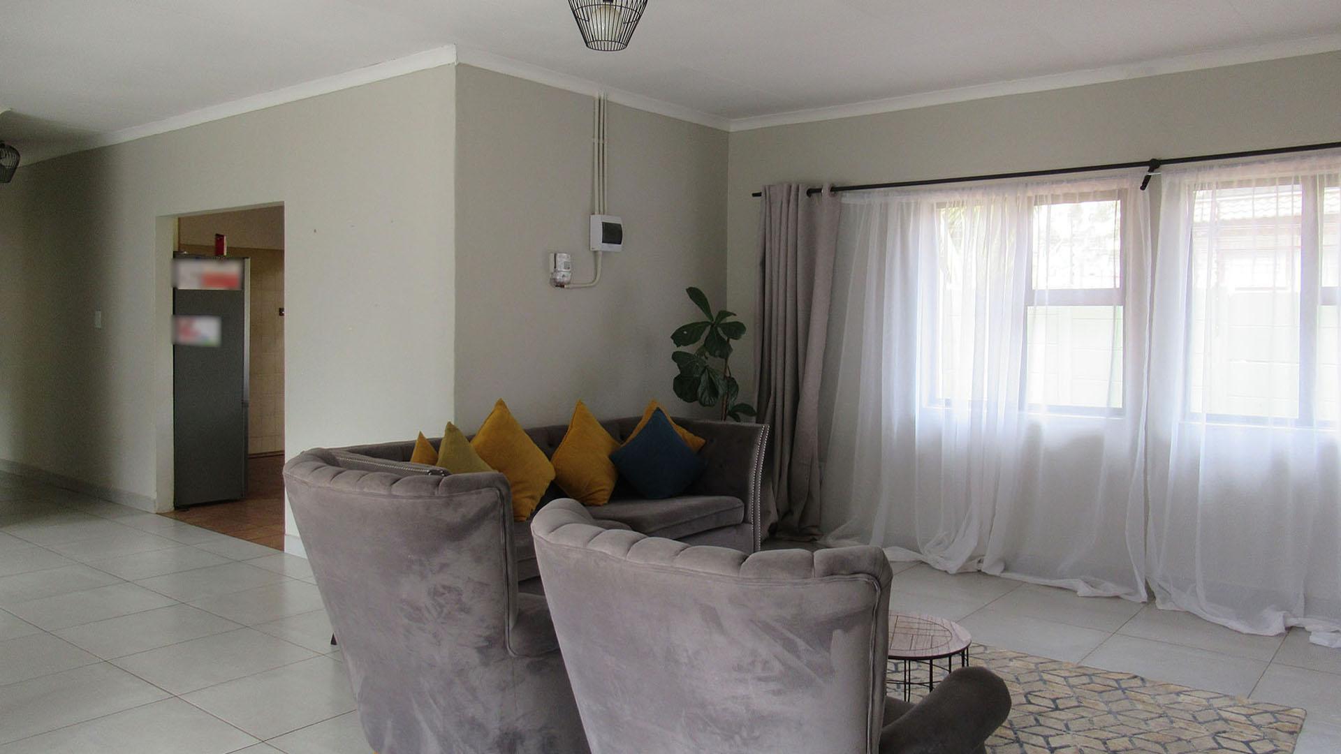 Lounges - 28 square meters of property in Strubensvallei