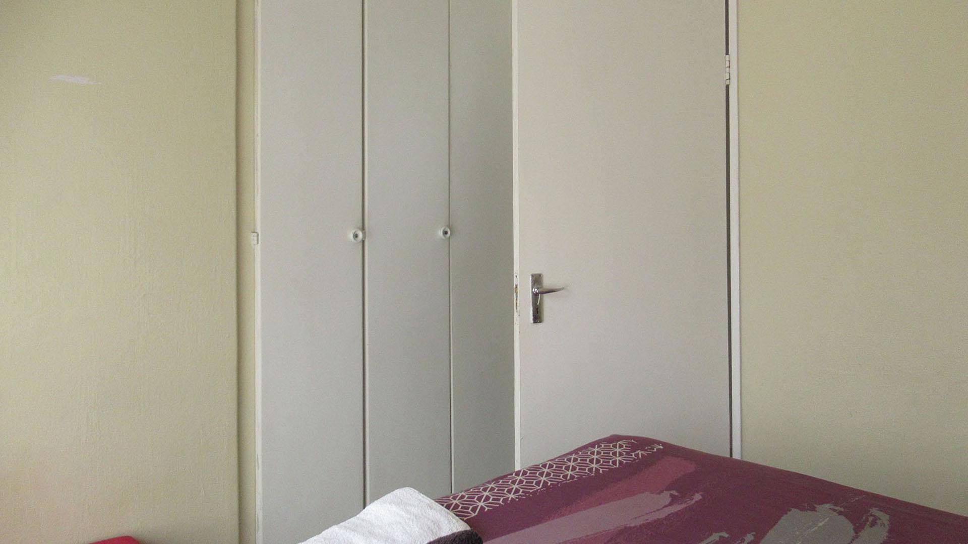 Bed Room 1 - 10 square meters of property in Strubensvallei