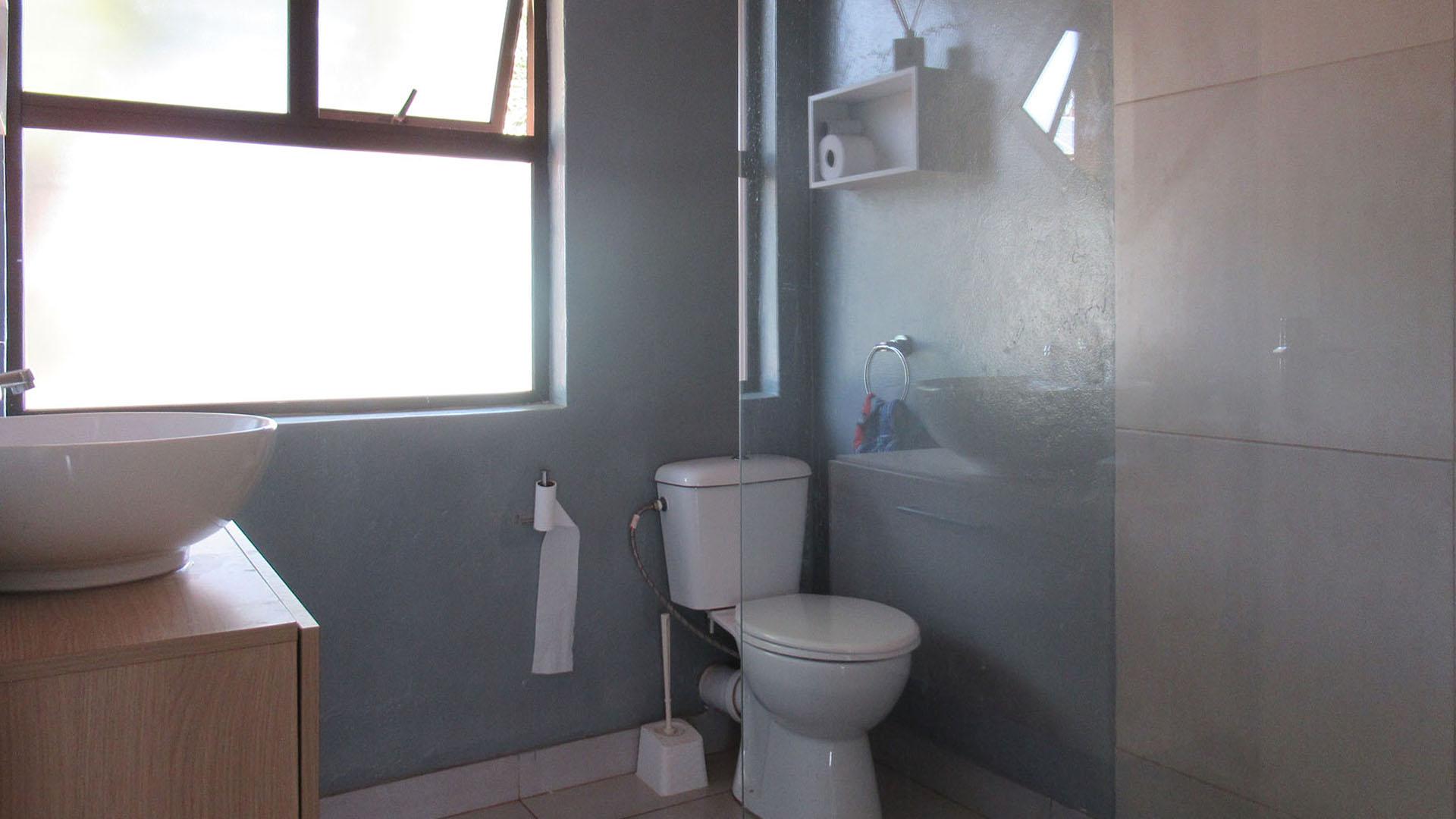 Bathroom 1 - 5 square meters of property in Strubensvallei