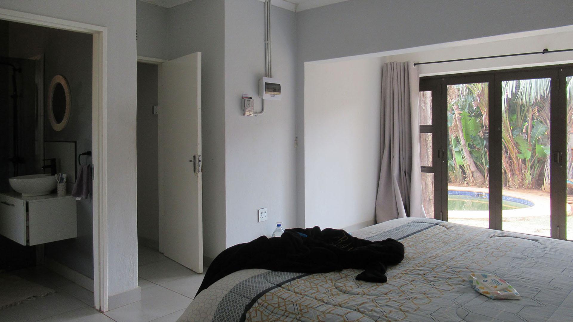 Main Bedroom - 25 square meters of property in Strubensvallei