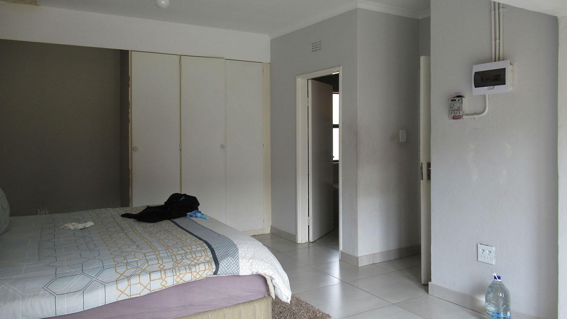 Main Bedroom - 25 square meters of property in Strubensvallei