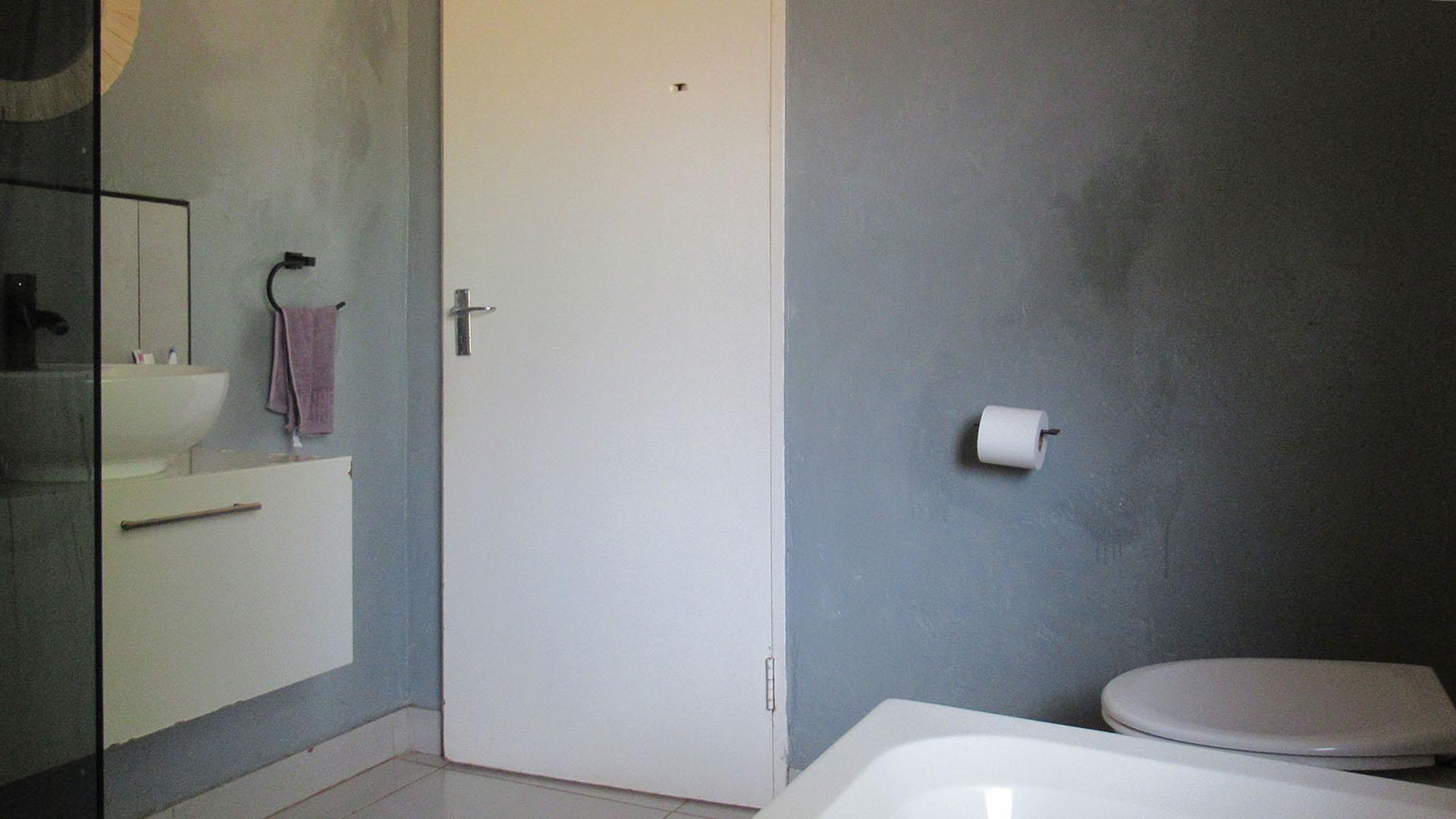 Main Bathroom - 6 square meters of property in Strubensvallei