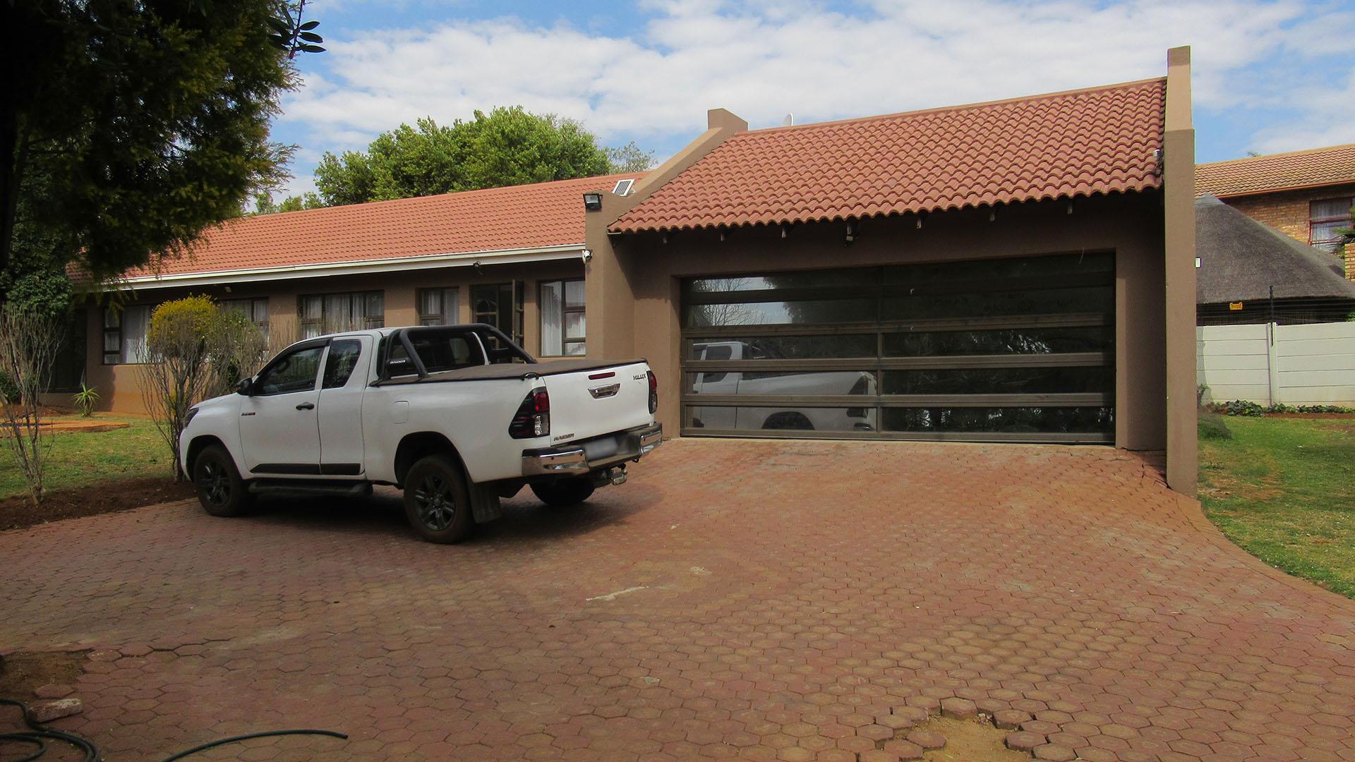 Front View of property in Strubensvallei