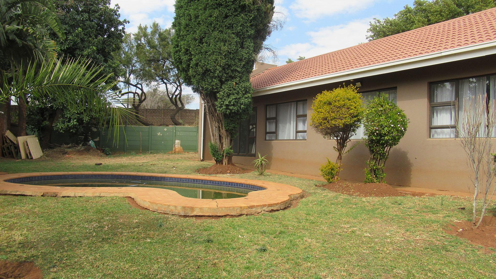 Front View of property in Strubensvallei