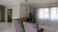 Lounges - 28 square meters of property in Strubensvallei