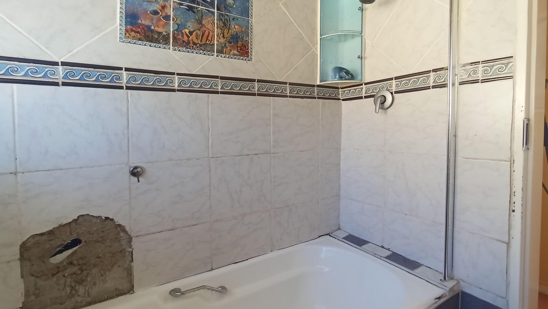 Bathroom 1 - 6 square meters of property in Constantia Kloof