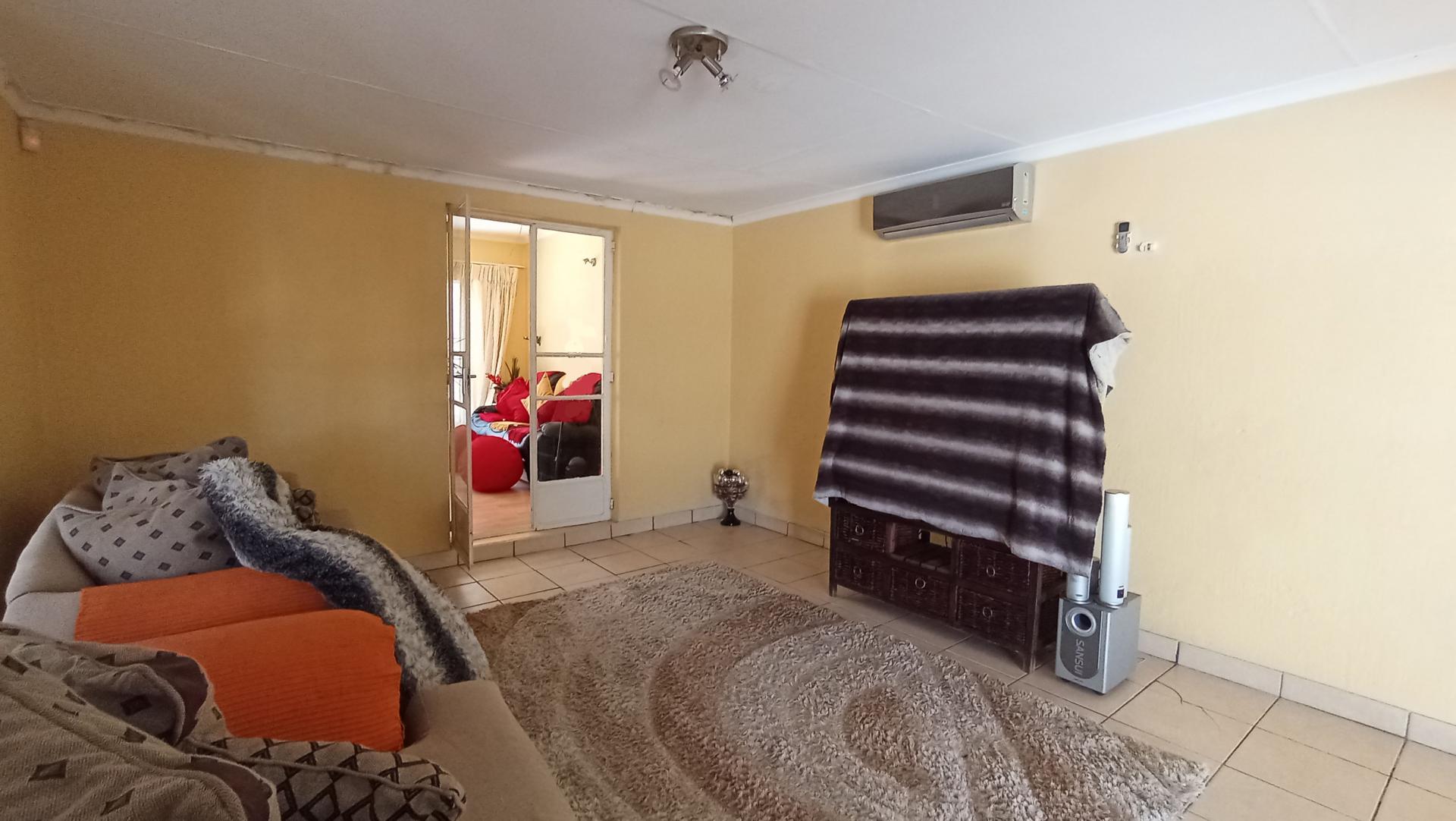 Lounges - 49 square meters of property in Constantia Kloof