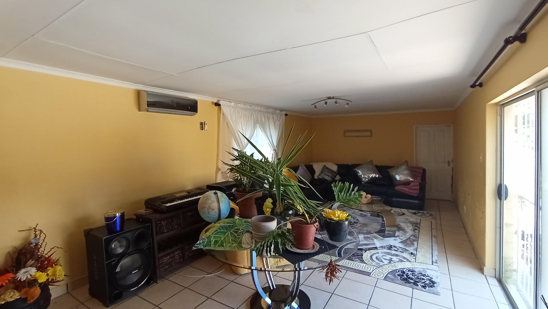 Lounges - 49 square meters of property in Constantia Kloof