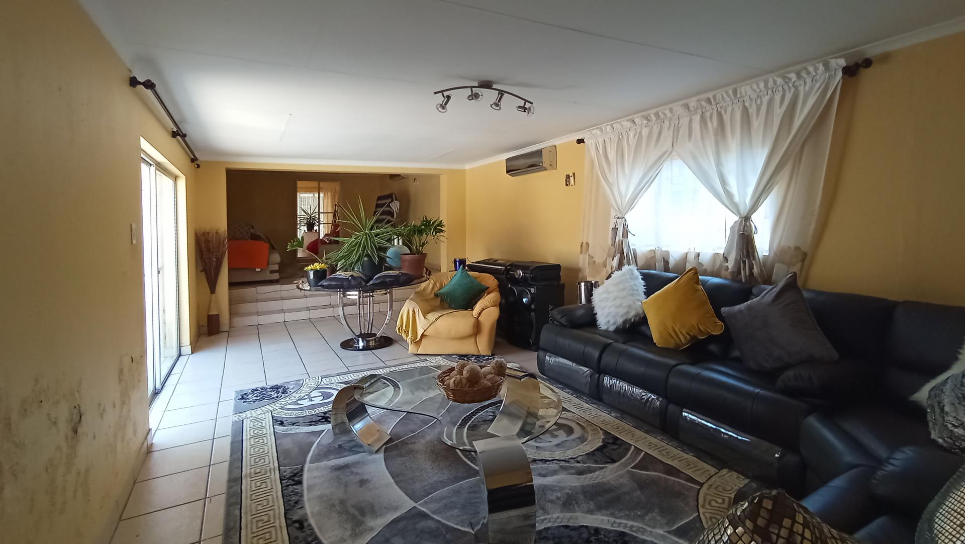 Lounges - 49 square meters of property in Constantia Kloof