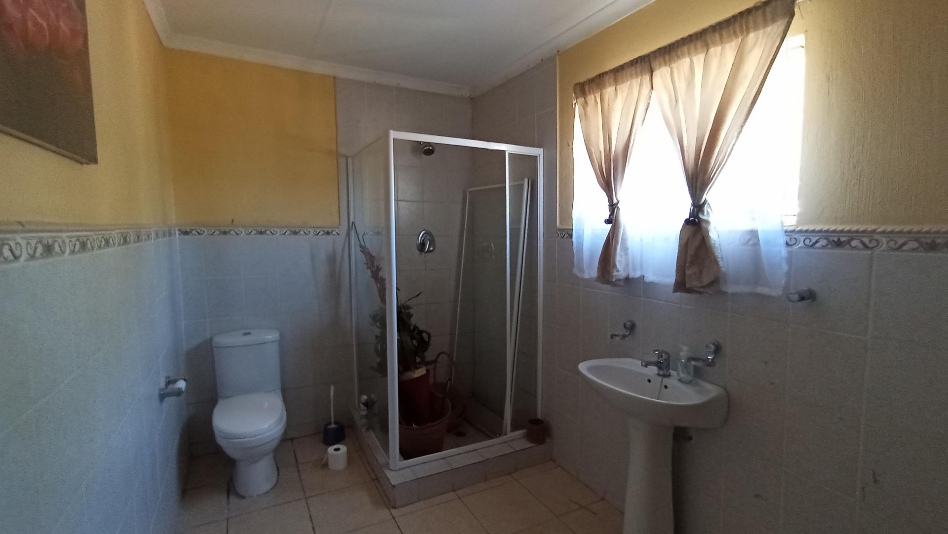 Bathroom 2 - 8 square meters of property in Constantia Kloof
