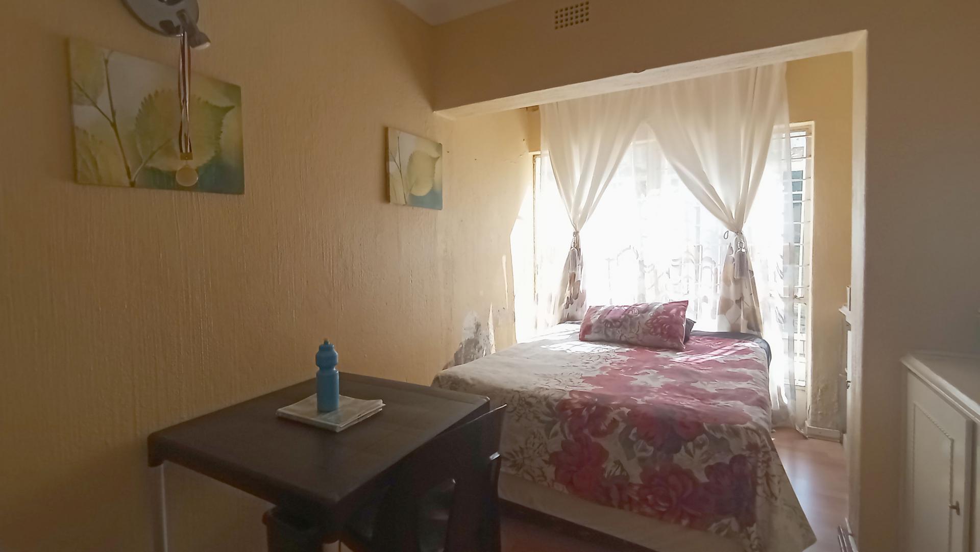 Bed Room 1 - 11 square meters of property in Constantia Kloof