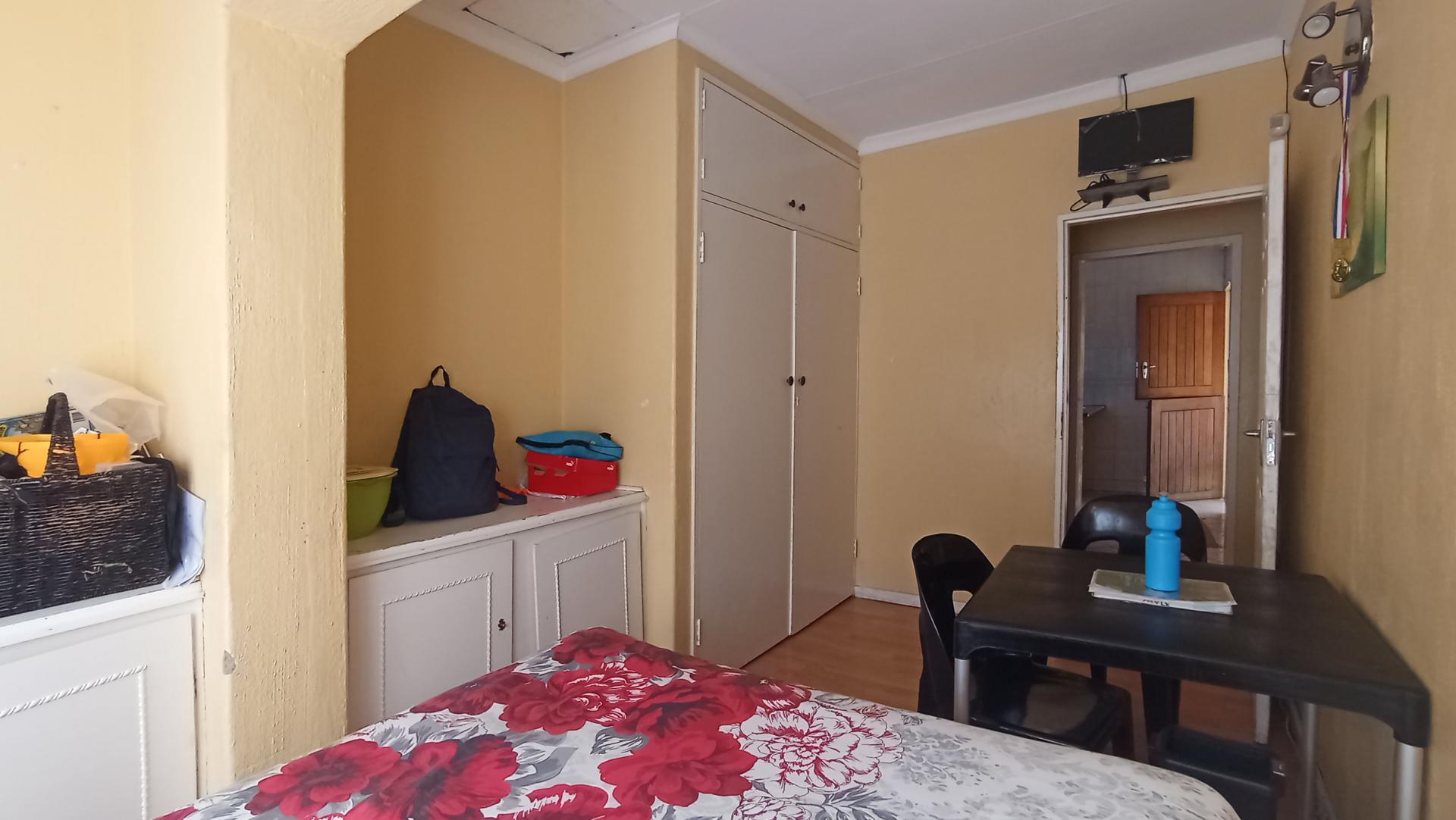 Bed Room 1 - 11 square meters of property in Constantia Kloof