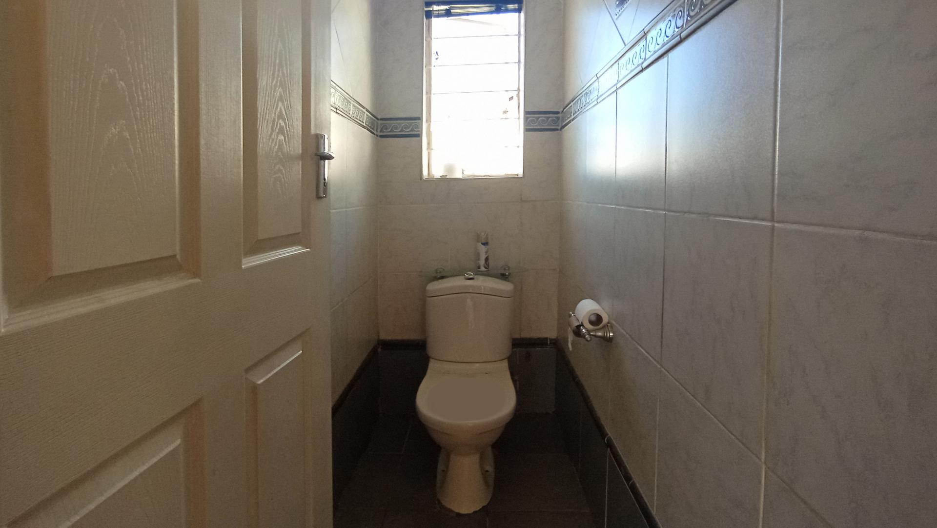Bathroom 1 - 6 square meters of property in Constantia Kloof