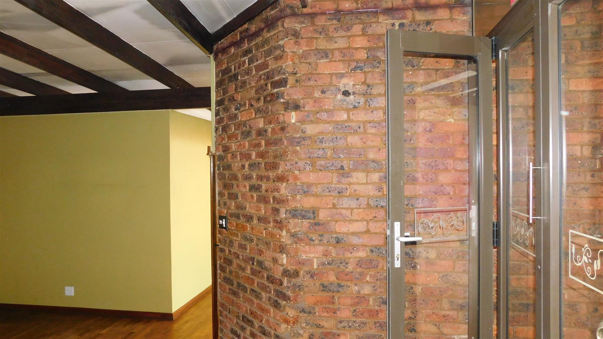 Spaces - 25 square meters of property in Eldoraigne