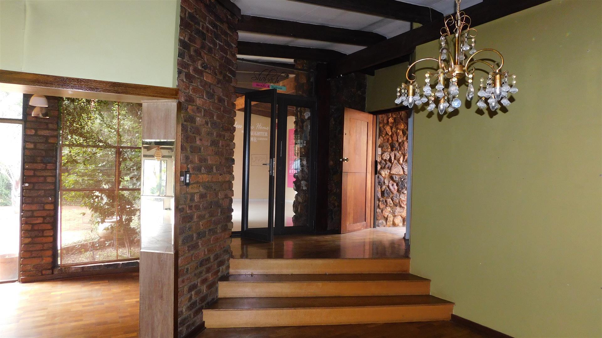 Lounges - 20 square meters of property in Eldoraigne