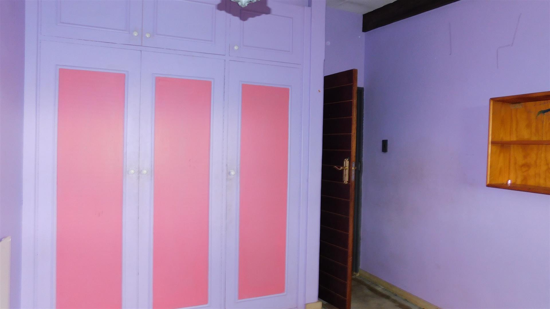 Bed Room 1 - 15 square meters of property in Eldoraigne