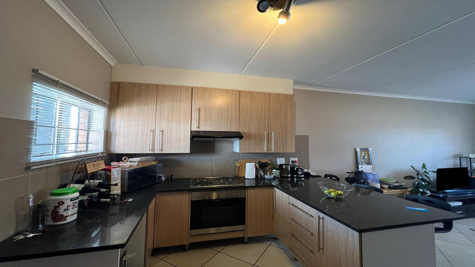 Kitchen of property in Sagewood