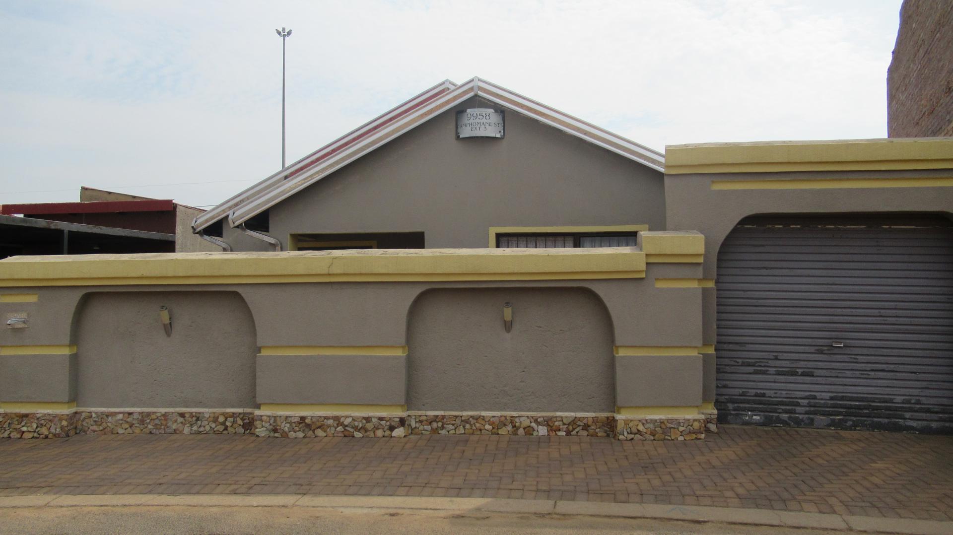 Front View of property in Dobsonville