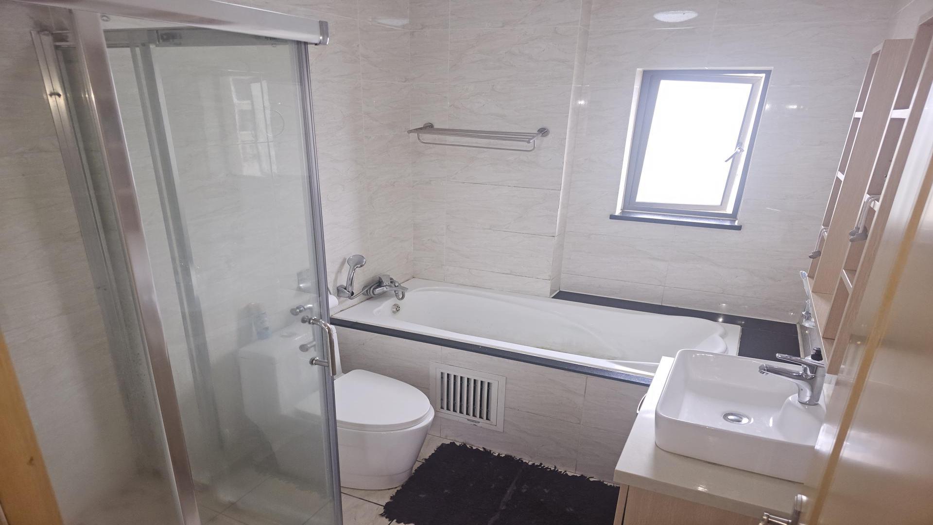 Bathroom 1 of property in Summerset