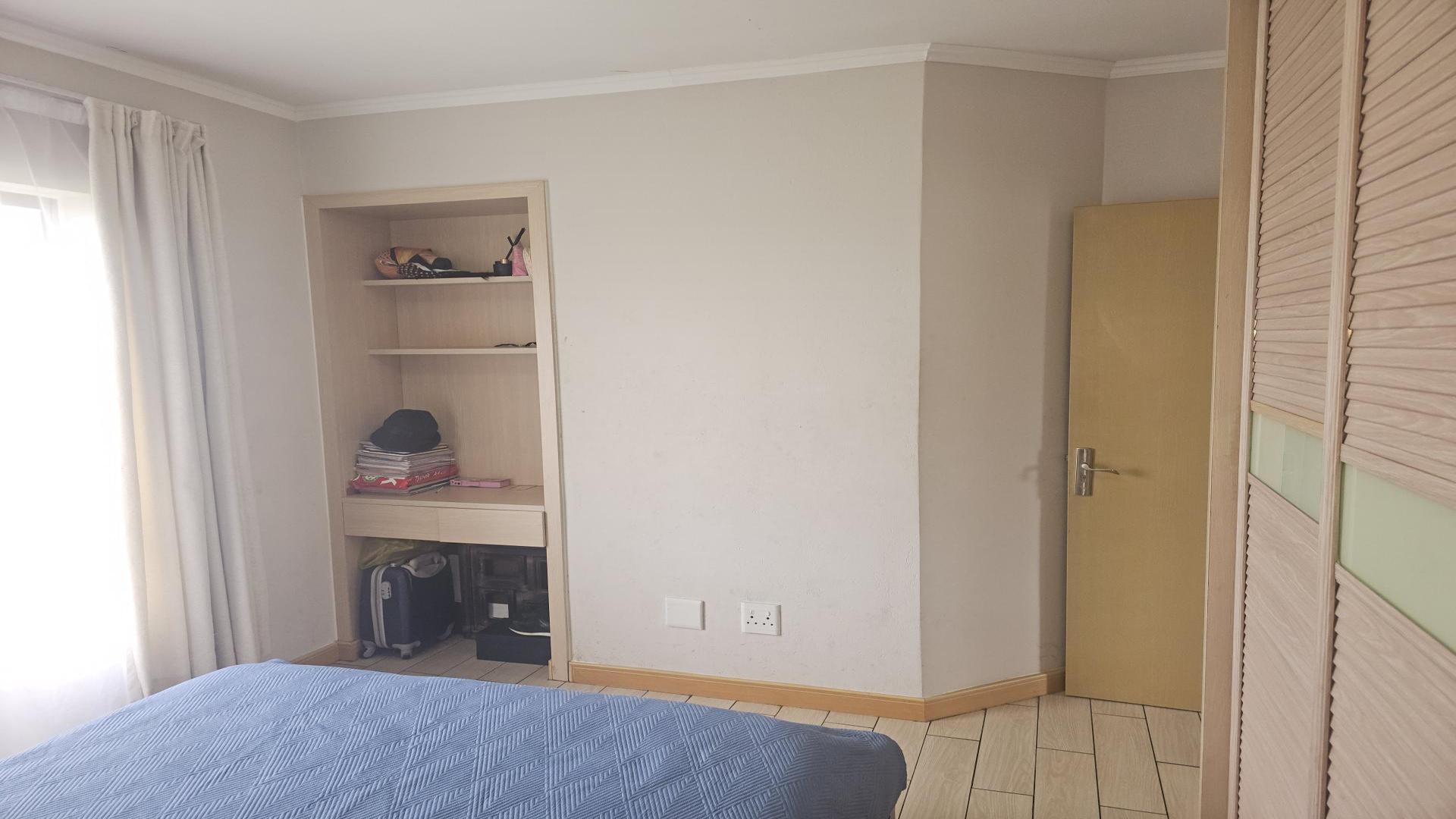 Bed Room 1 of property in Summerset