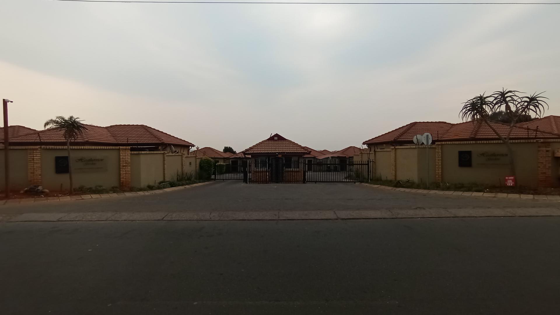 Front View of property in Heatherview