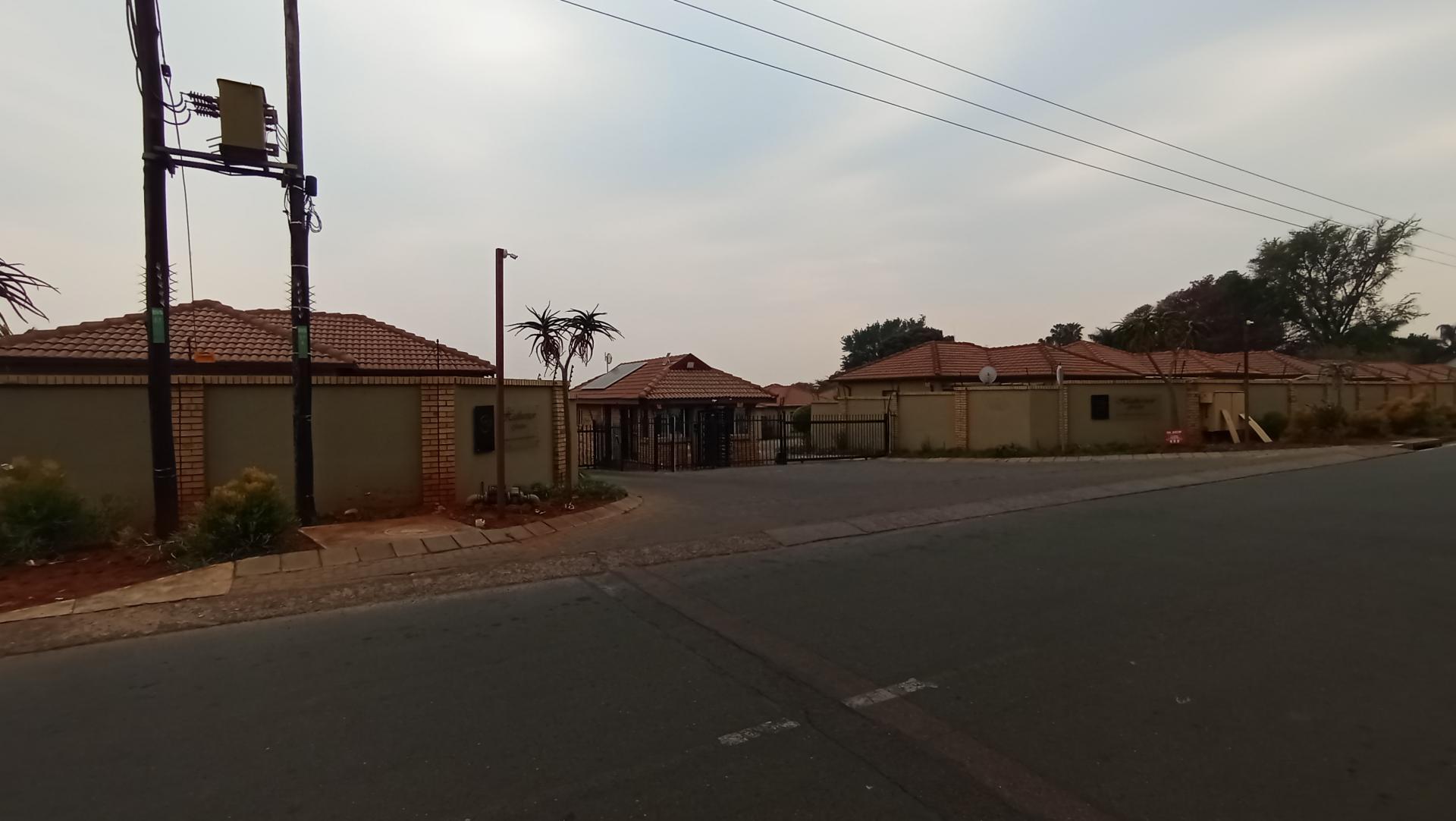Front View of property in Heatherview