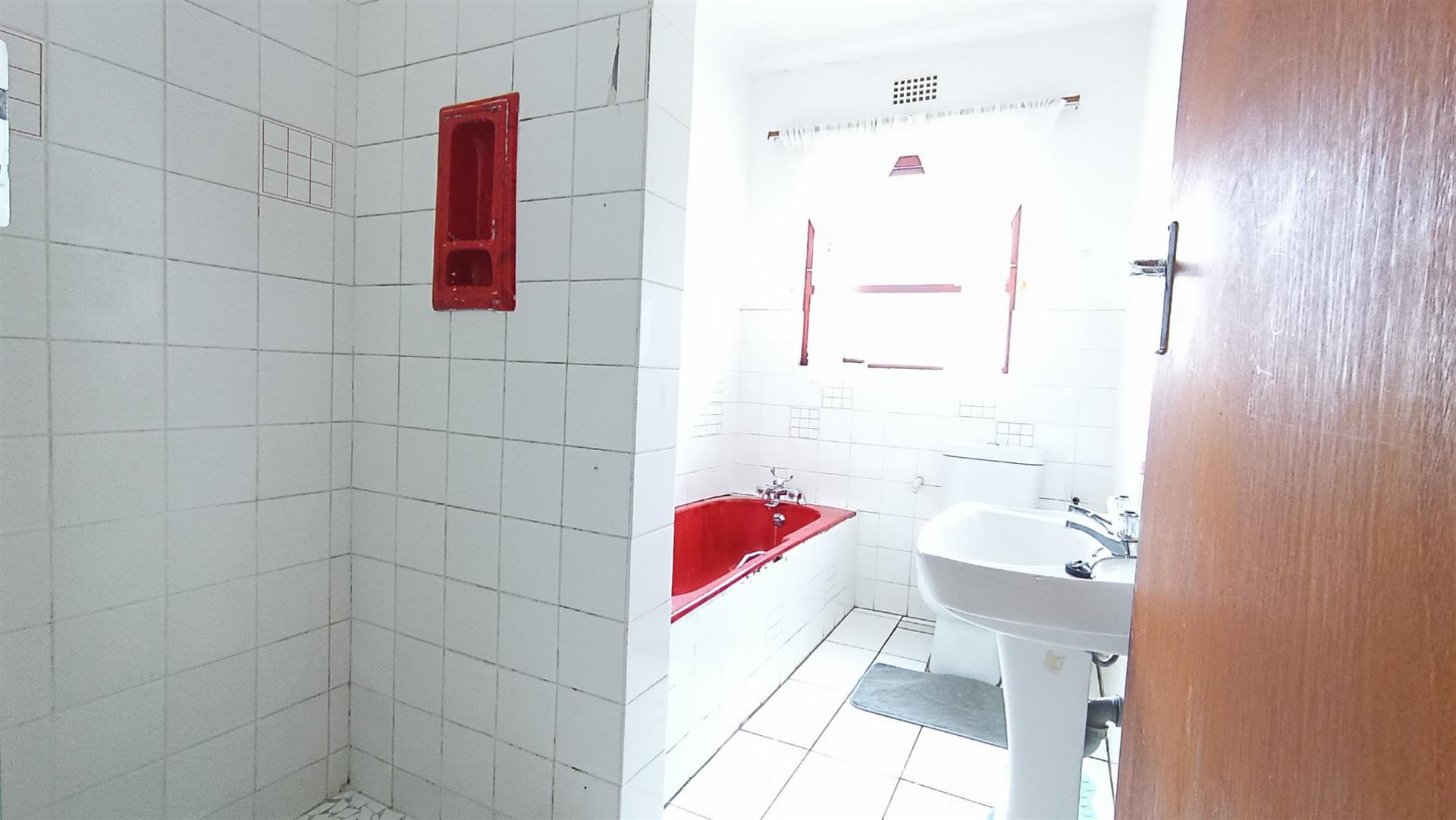 Bathroom 1 - 6 square meters of property in Welgelegen (Cpt)