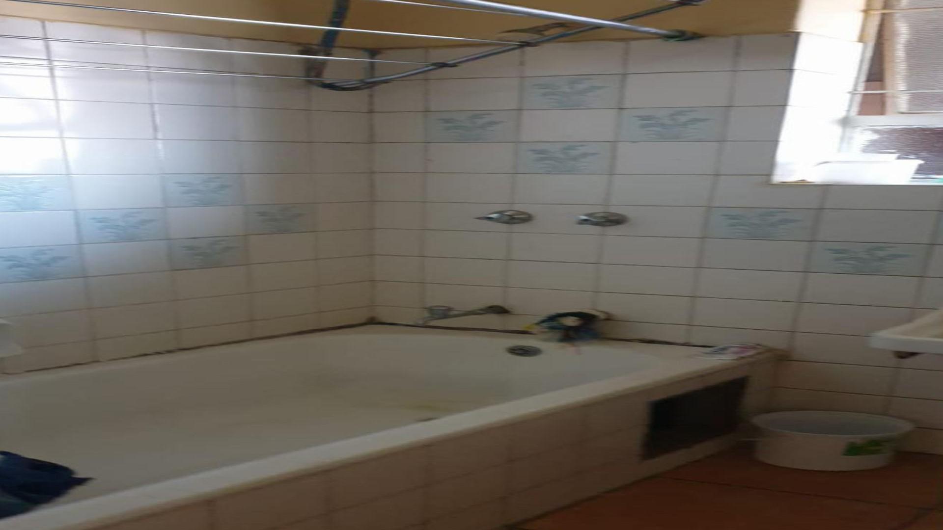 Bathroom 1 of property in Pretoria Central