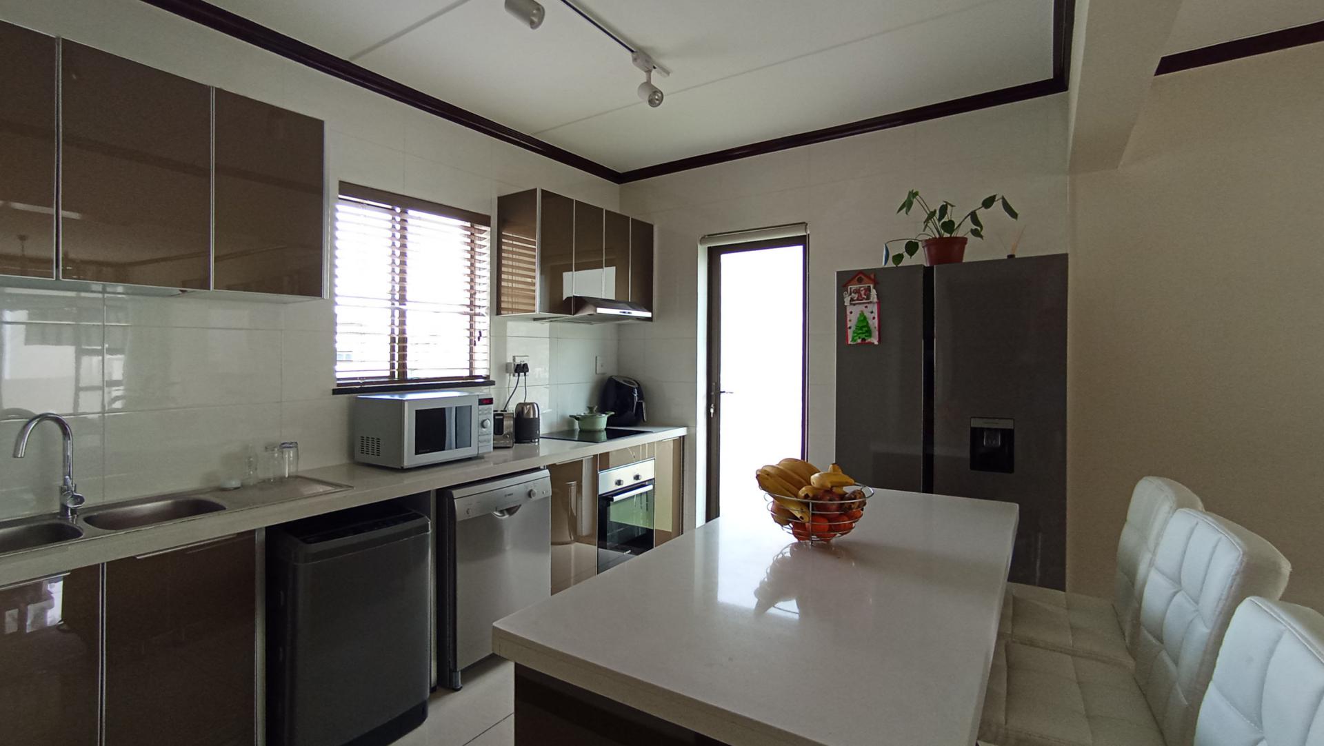 Kitchen - 16 square meters of property in Maroeladal