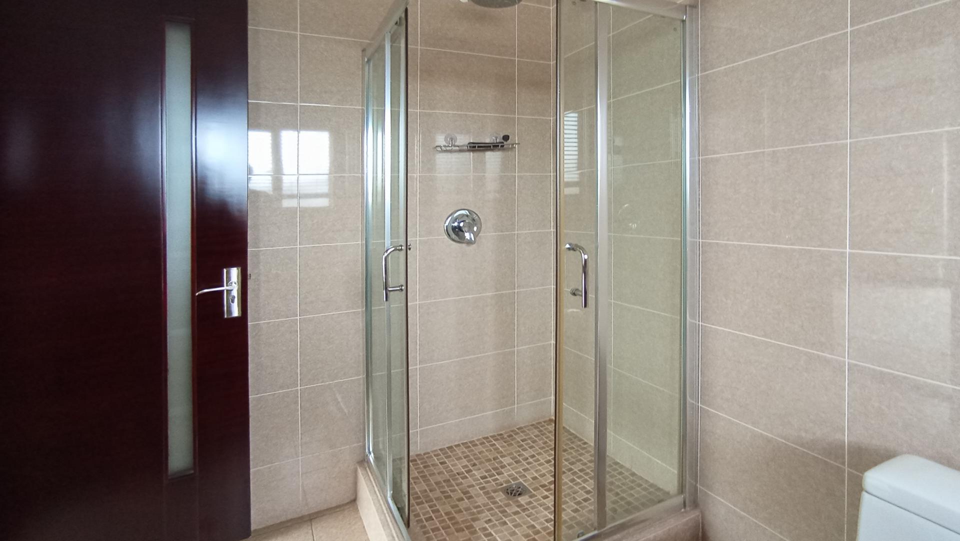 Main Bathroom - 7 square meters of property in Maroeladal