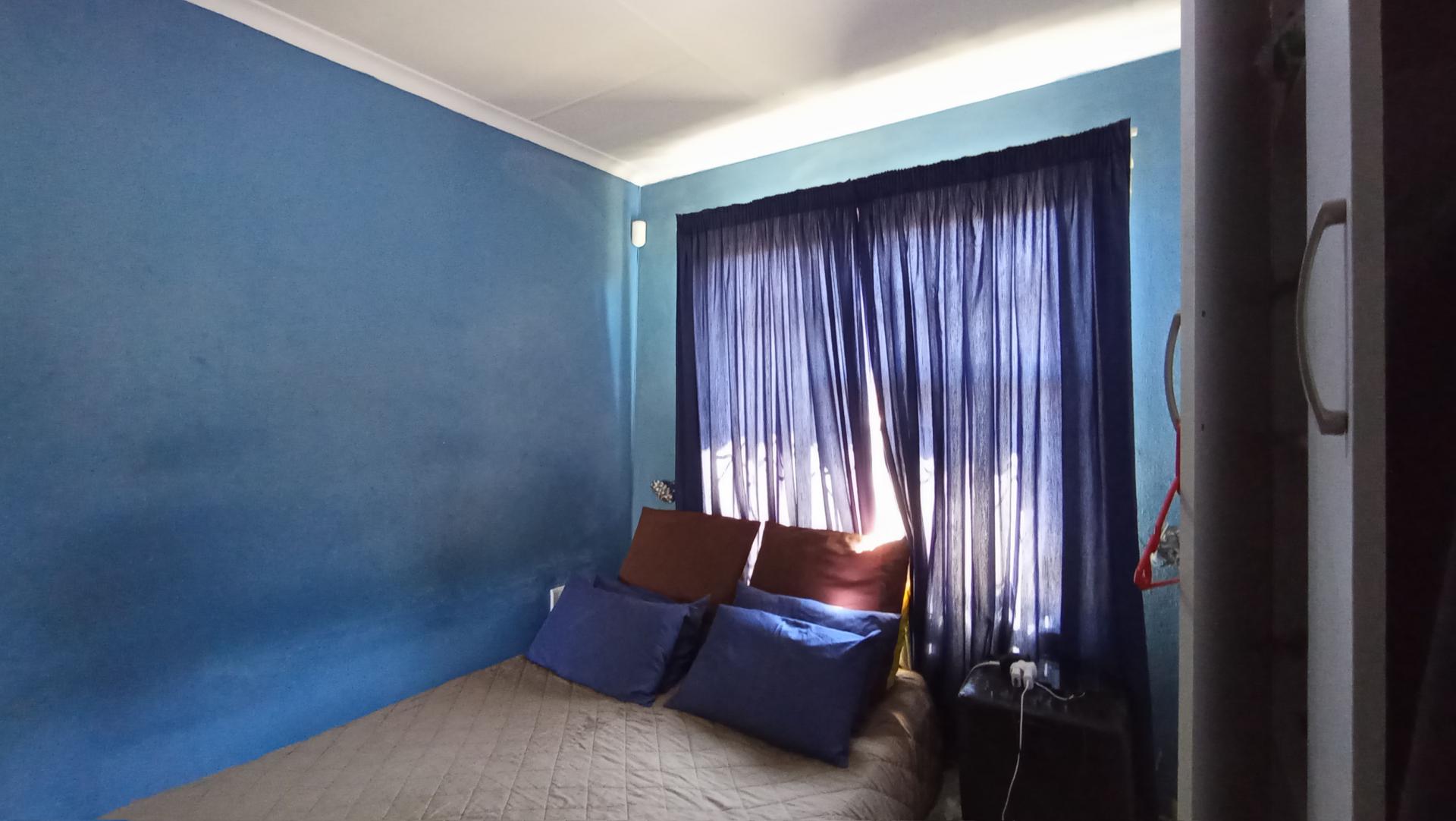 Main Bedroom - 11 square meters of property in Fleurhof