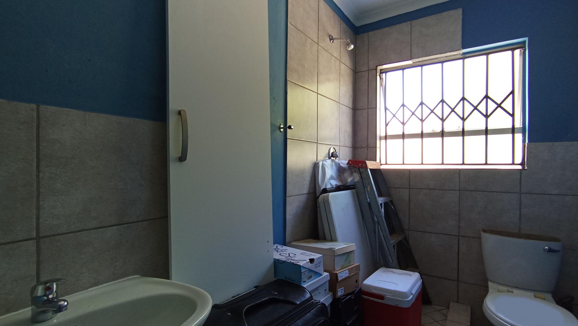 Main Bathroom - 5 square meters of property in Fleurhof