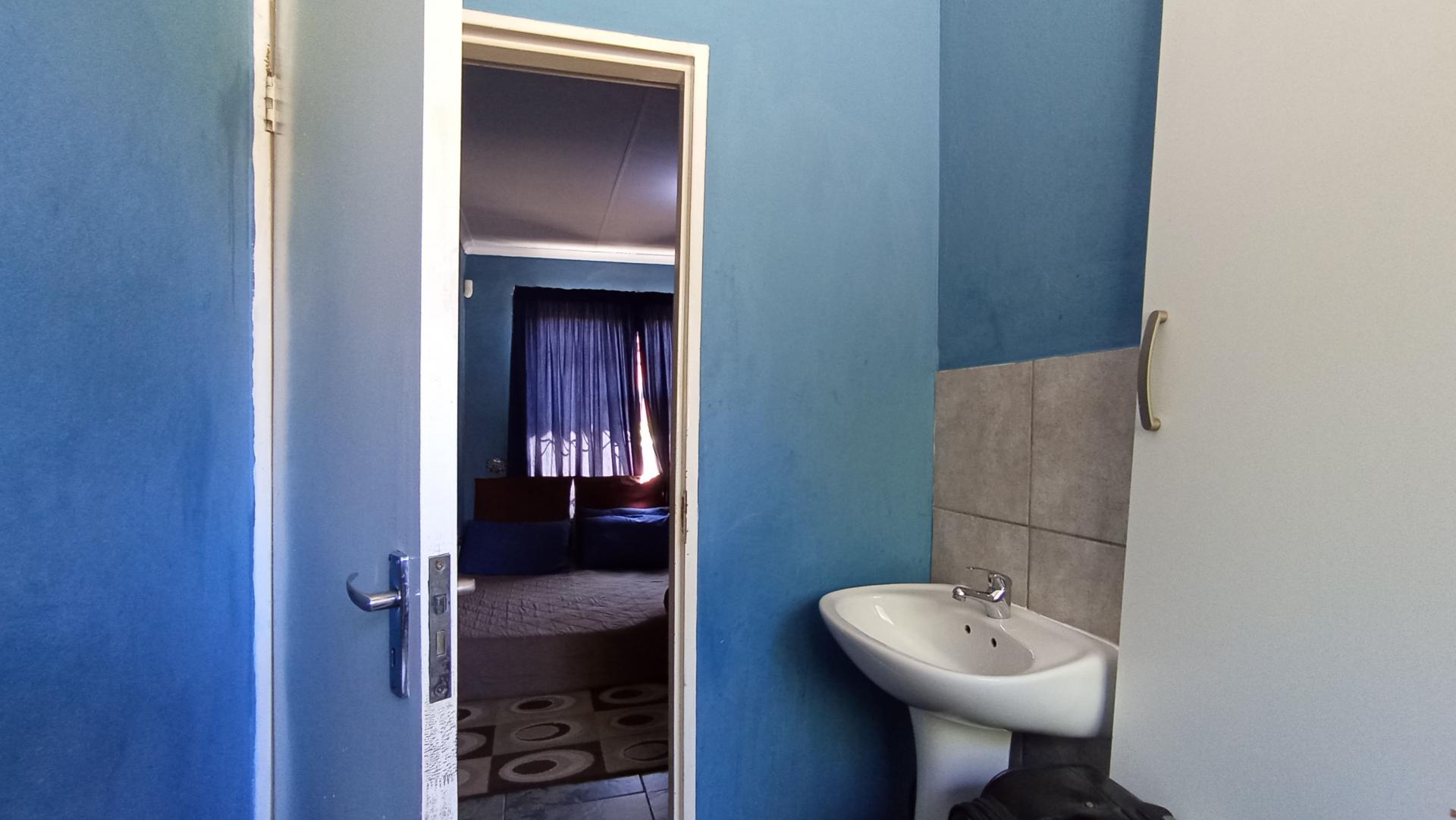 Main Bathroom - 5 square meters of property in Fleurhof