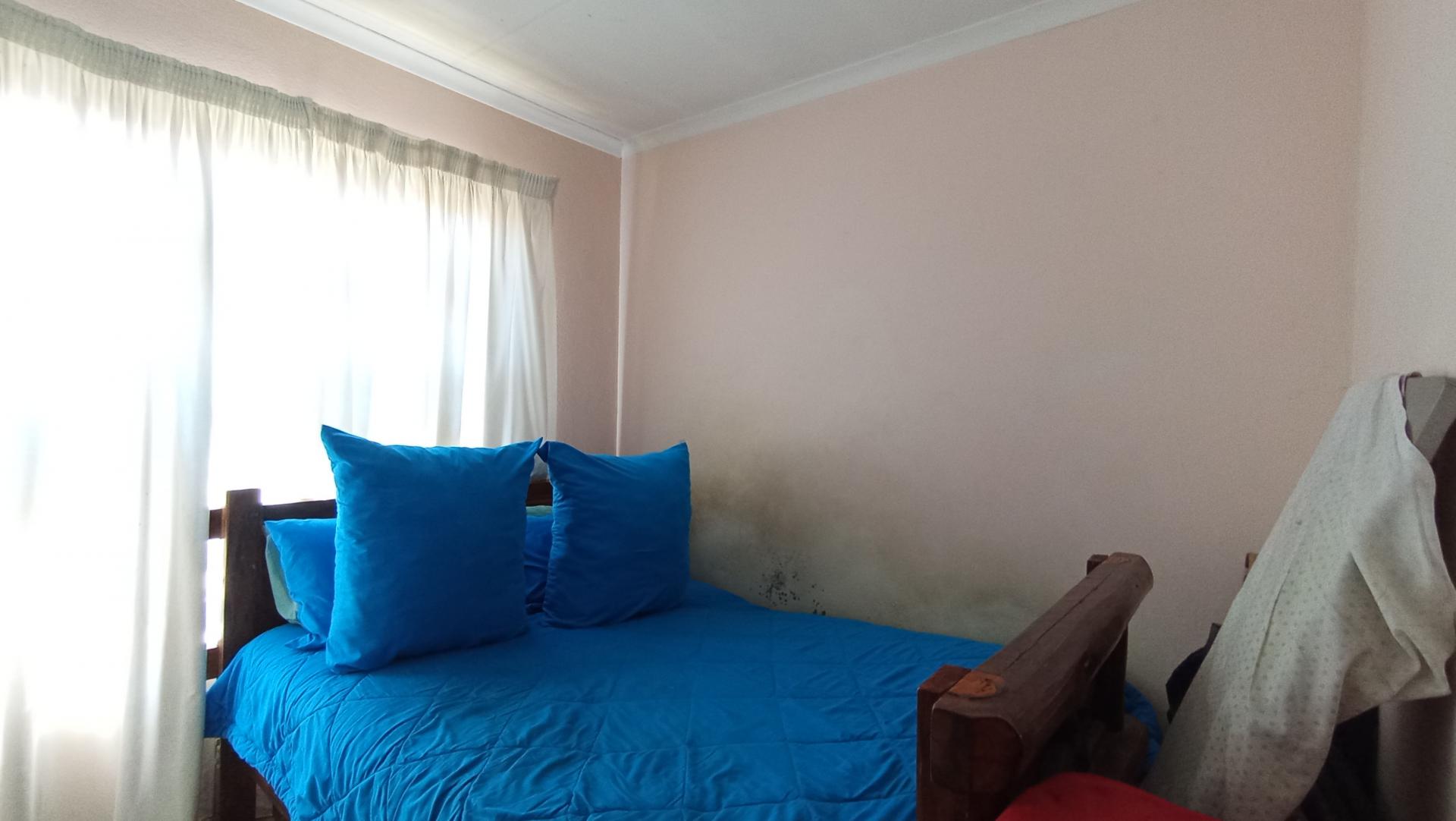 Bed Room 1 - 8 square meters of property in Fleurhof