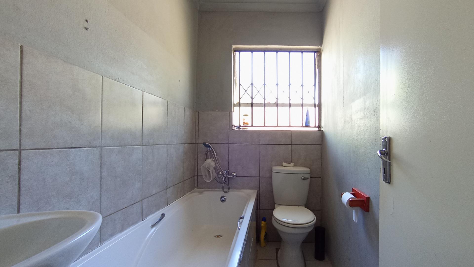 Bathroom 1 - 4 square meters of property in Fleurhof