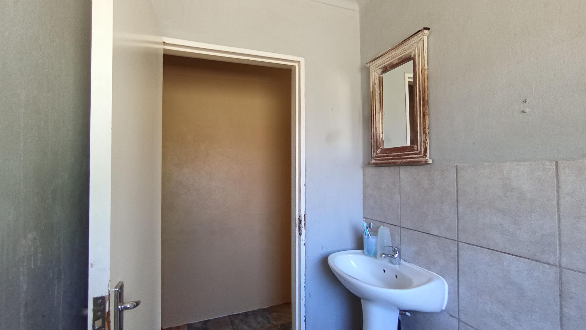 Bathroom 1 - 4 square meters of property in Fleurhof