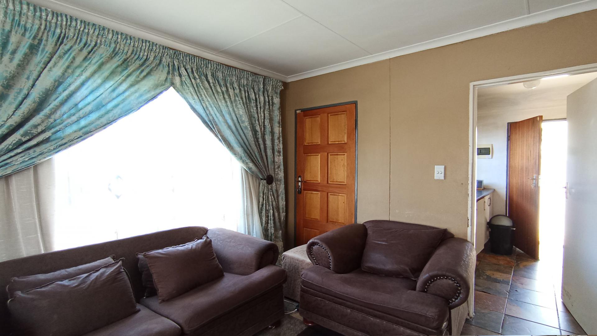 Lounges - 15 square meters of property in Fleurhof