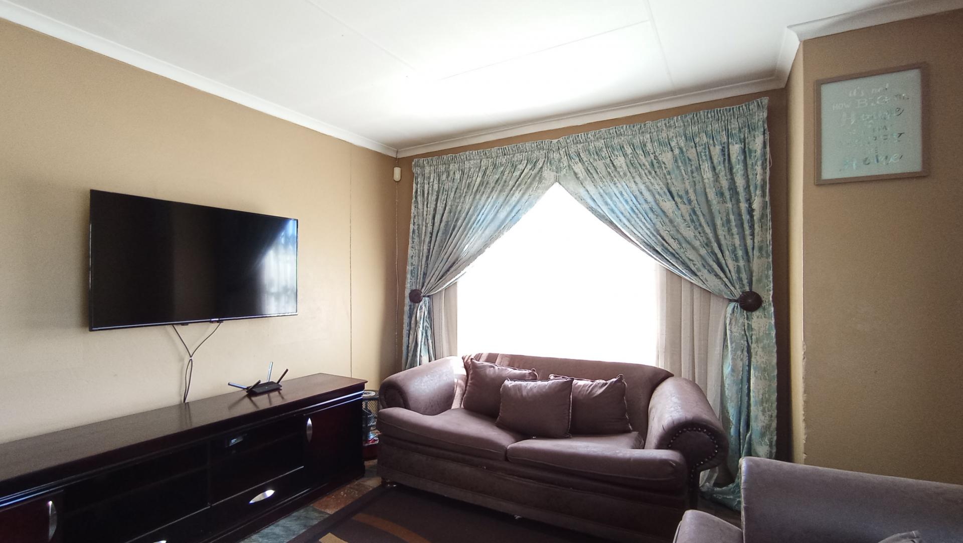 Lounges - 15 square meters of property in Fleurhof
