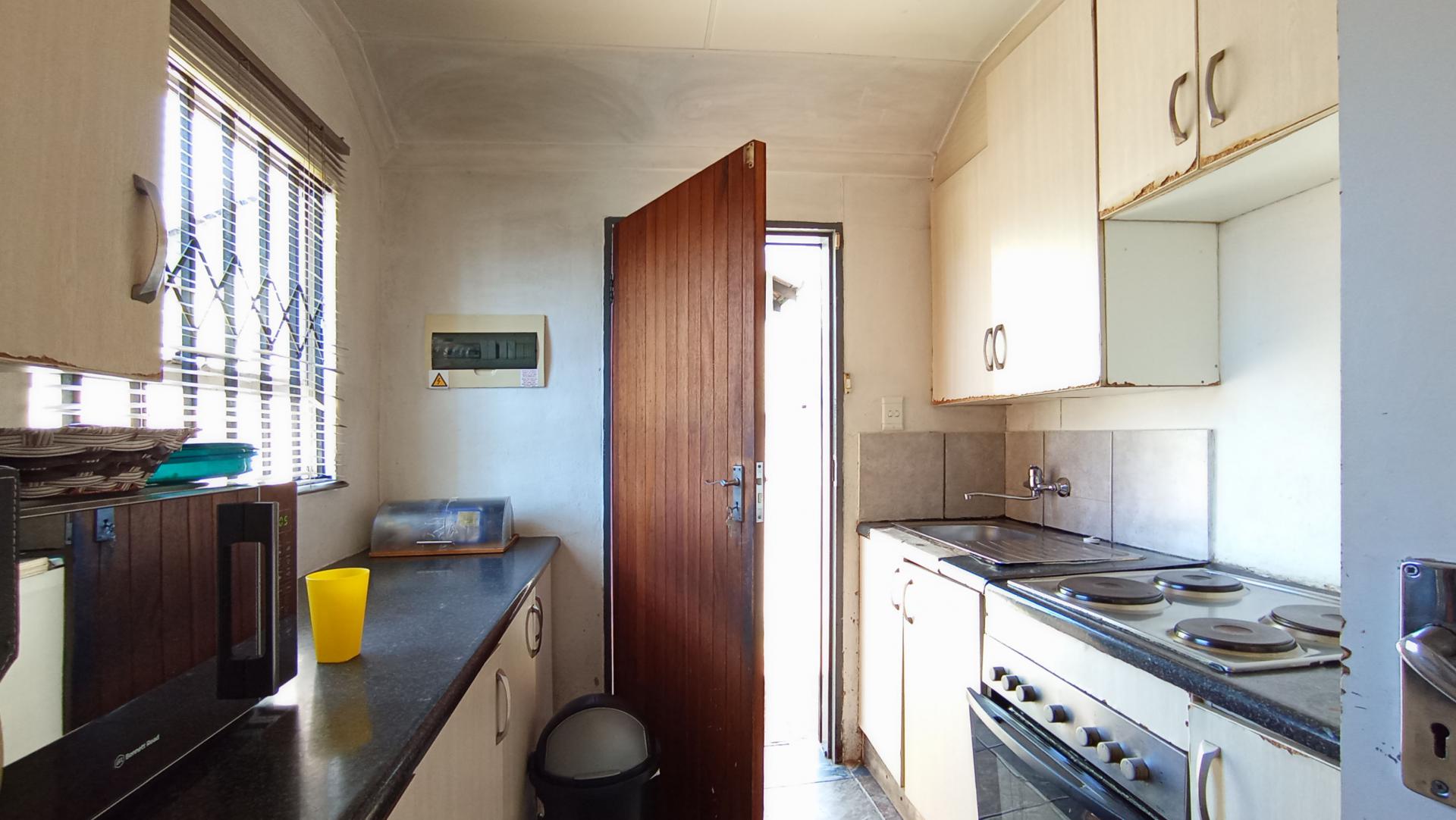 Kitchen - 7 square meters of property in Fleurhof