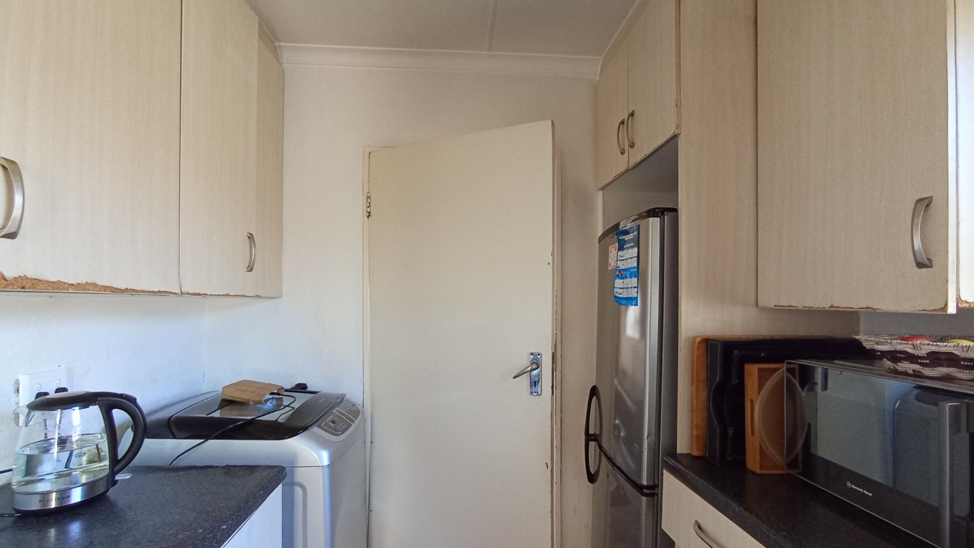 Kitchen - 7 square meters of property in Fleurhof