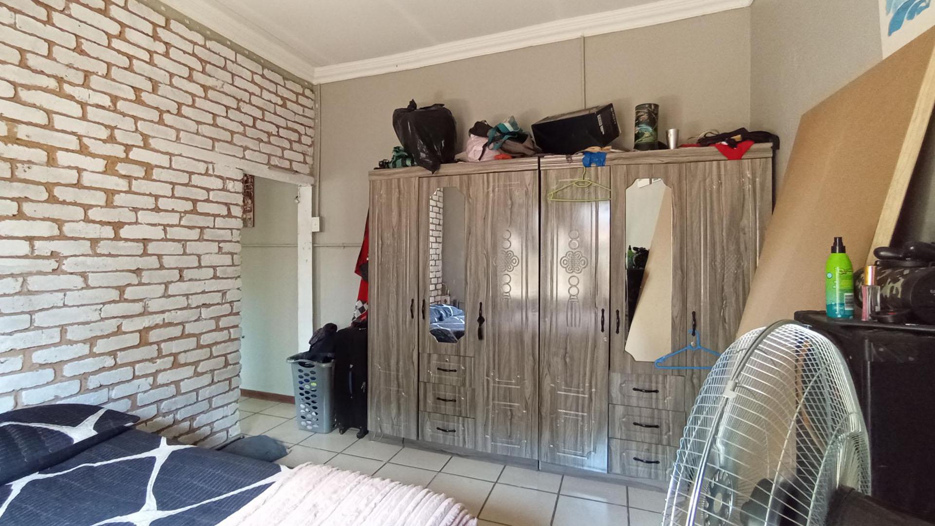 Bed Room 4 - 17 square meters of property in Pretoria North