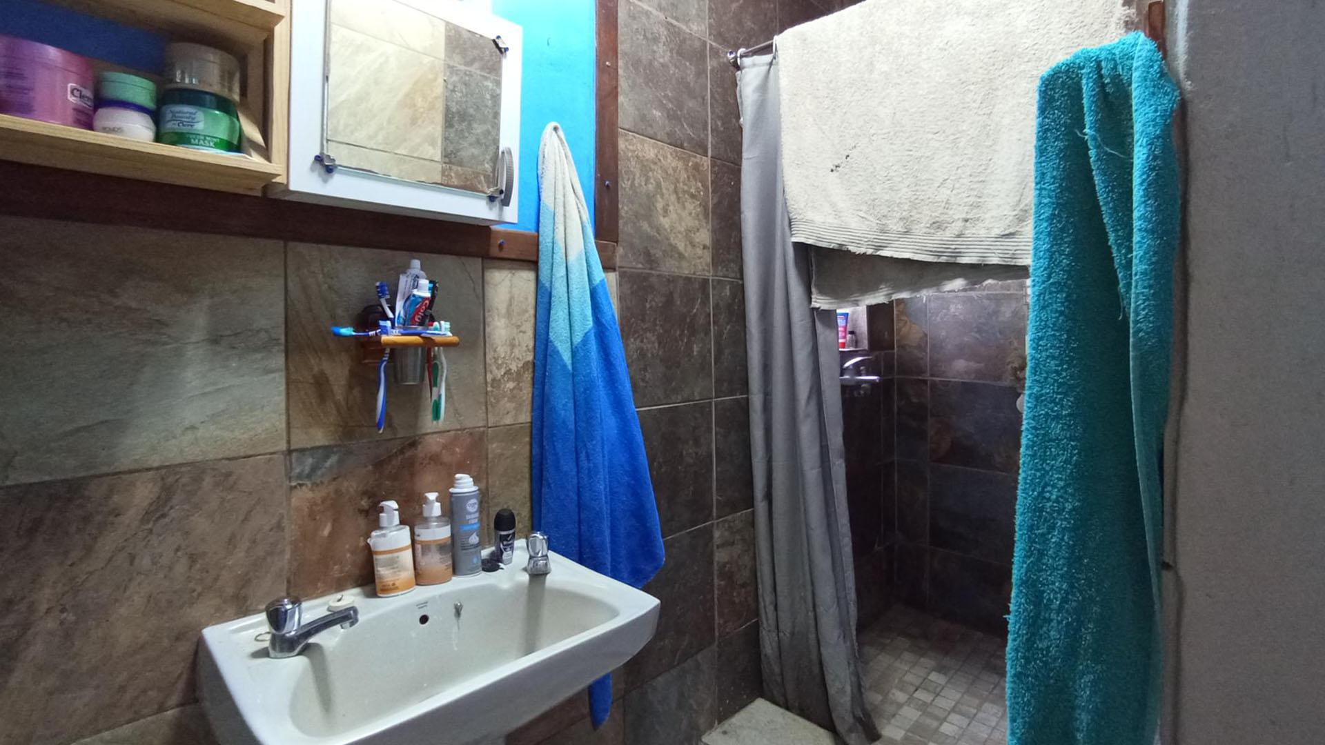 Bathroom 2 - 12 square meters of property in Pretoria North
