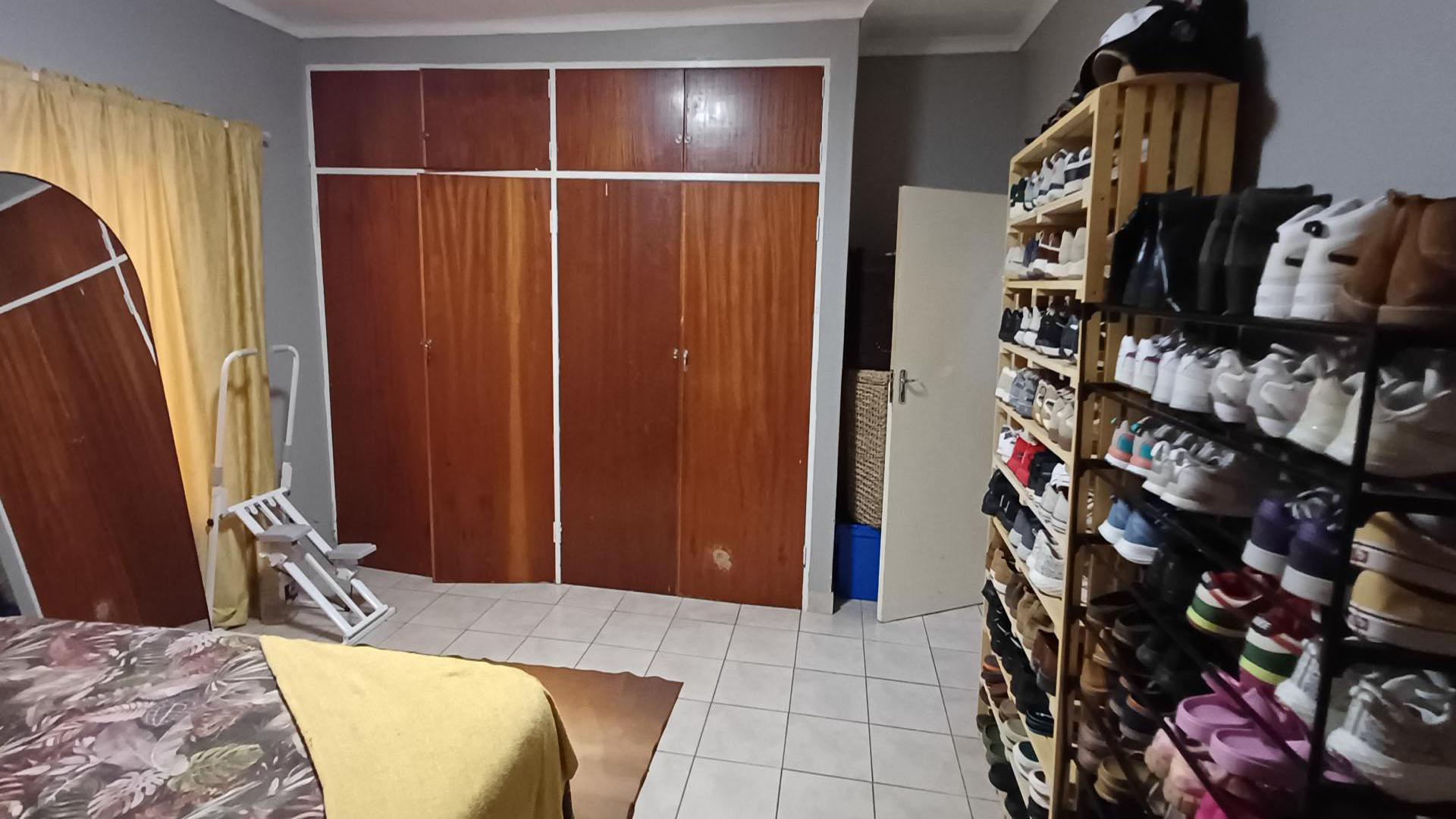 Bed Room 5+ - 29 square meters of property in Pretoria North