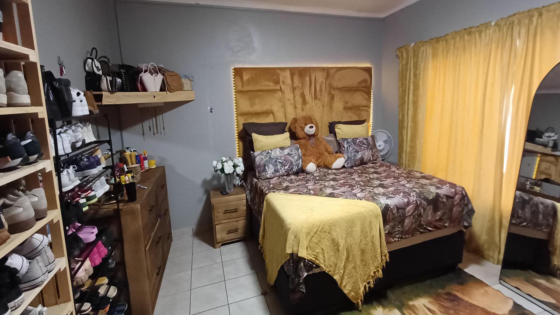 Bed Room 5+ - 29 square meters of property in Pretoria North