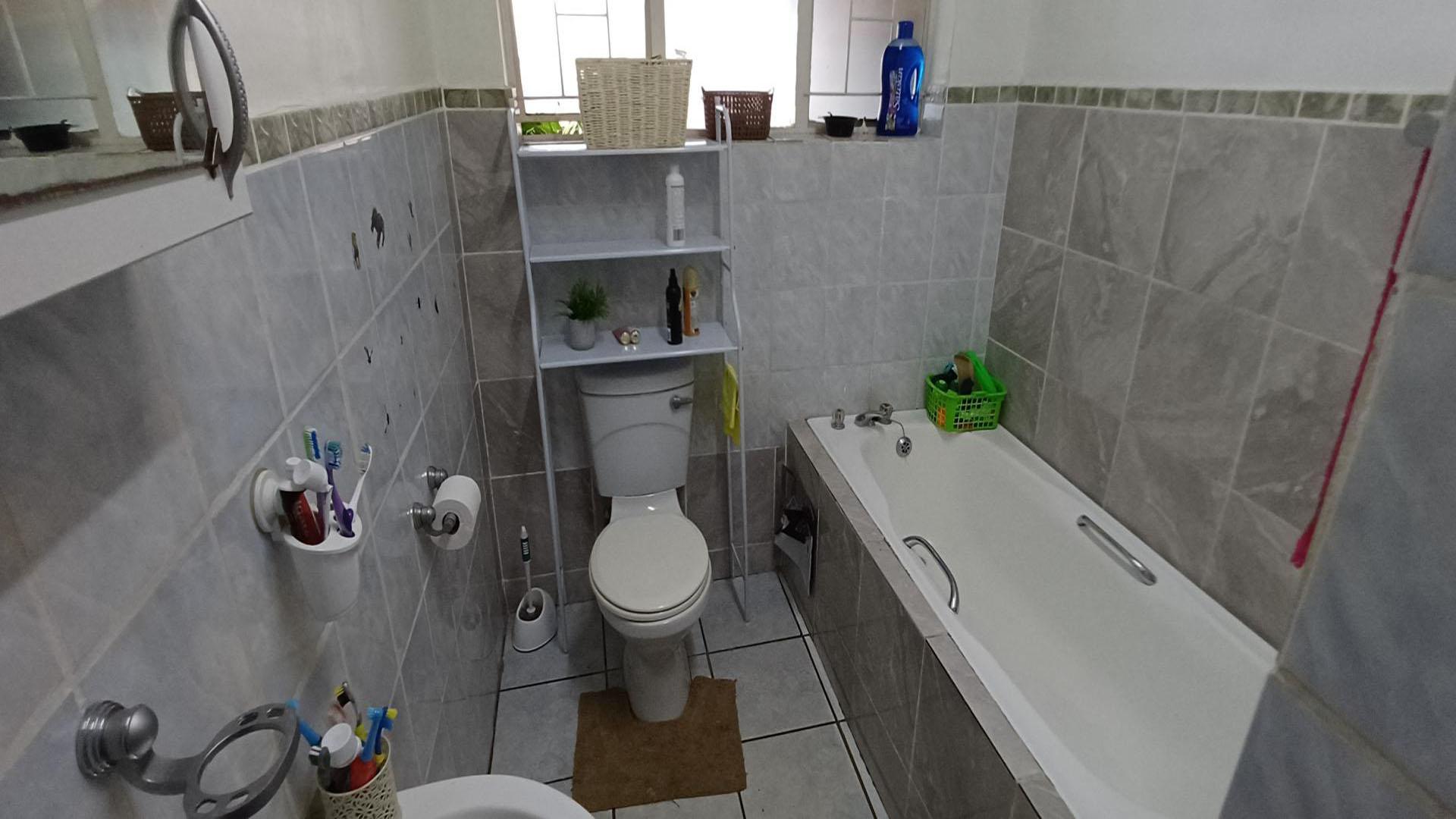 Bathroom 3+ - 4 square meters of property in Pretoria North